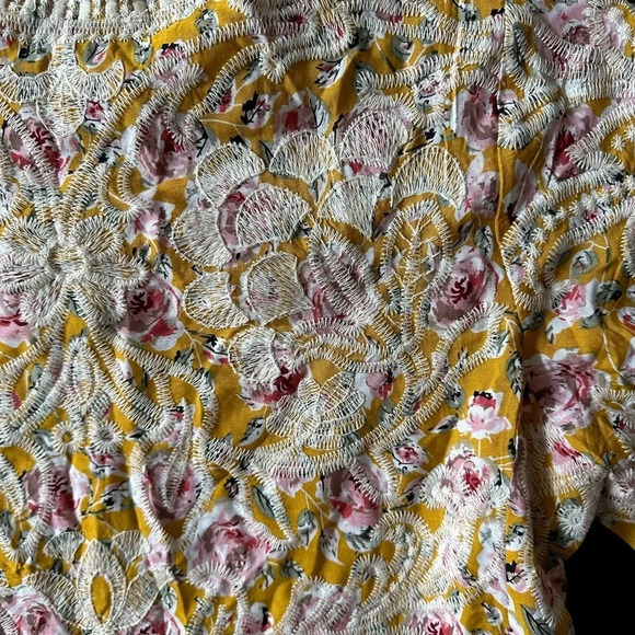 Solitaire Women's Yellow Floral Embroidered Top. Sz: M - Picture 8 of 9
